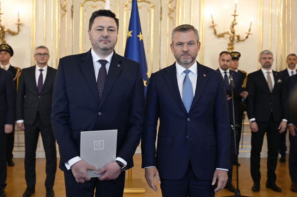 Prezident Peter Pellegrini (vpravo) počas vymenovania predsedu Najvyššieho súdu Františka Moznera. FOTO: TASR/Pavel Neubauer