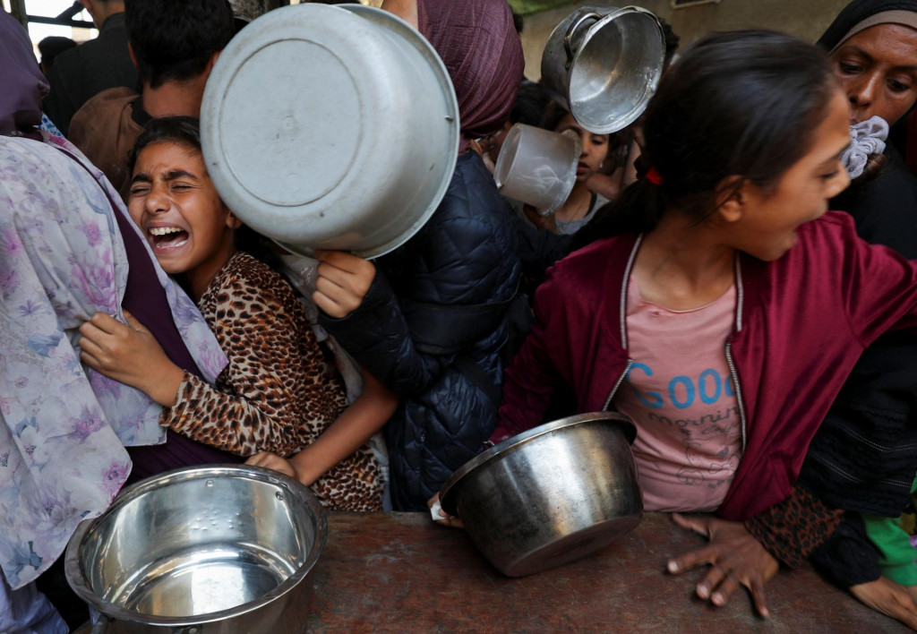 Palestínčania čakajú na jedlo. FOTO: Reuters