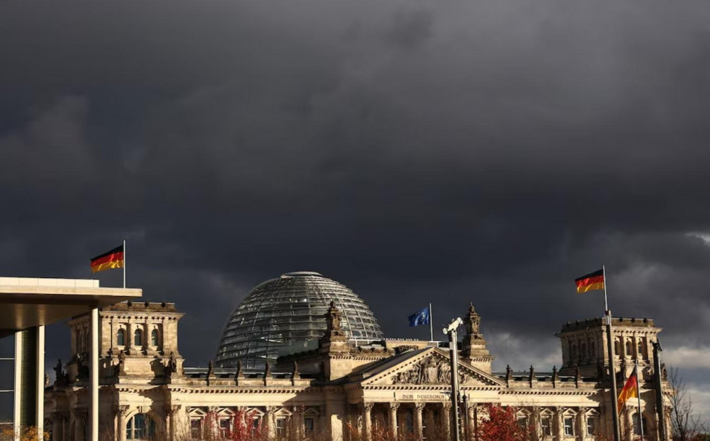 Mračná nad budovou Reichstagu, sídlom dolnej komory nemeckého parlamentu Bundestag v Berlíne, Nemecko, 10. novembra 2023. FOTO: REUTERS