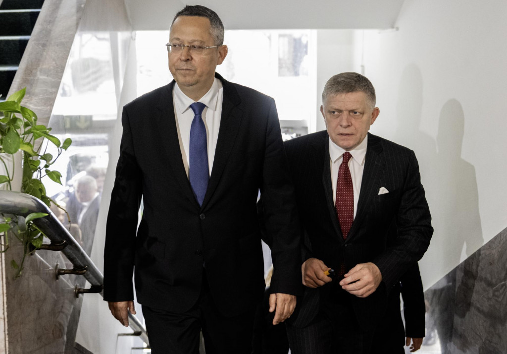Predseda vlády Robert Fico (Smer-SD) počas návštevy Ministerstva financií v rámci kontrolného dňa a vľavo minister financií Ladislav Kamenický (Smer-SD). FOTO: TASR/Martin Baumann