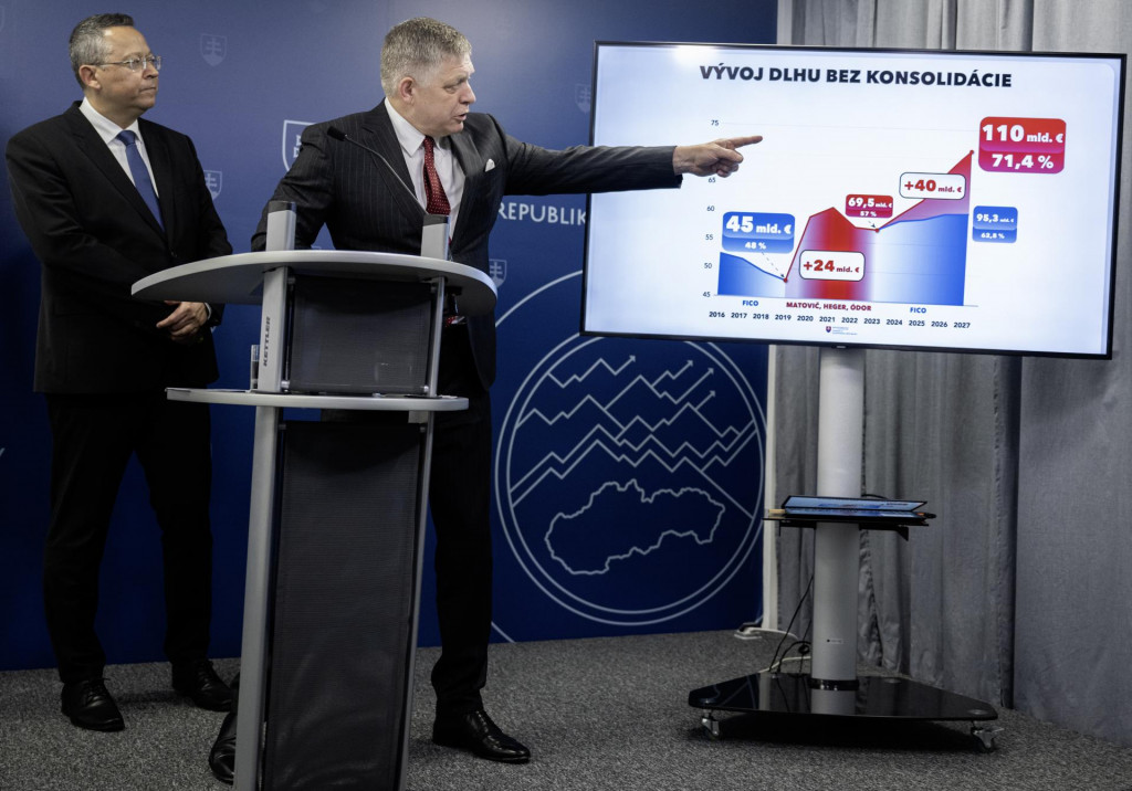 Premiér Robert Fico spoločne s financmajstrom Ladislavom Kamenickým hovorili o ďalšej potrebe znižovania štátneho deficitu. FOTO: TASR/M. Baumann