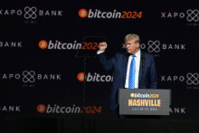 Na kryptomenovej konferencii v Nashville, Tennessee, sa minulý rok vtedajší republikánsky kandidát a dnes prezident Donald Trump staval do roly priateľa bitcoinu. FOTO: REUTERS