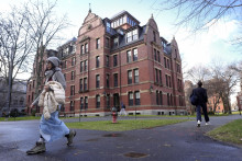 Študenti kráčajú okolo budov v areáli Harvardskej univerzity v americkom meste Cambridge. FOTO: TASR/AP