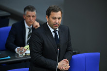 Nemecký vicekancelár a minister financií Lars Klingbeil prehovoril počas plenárneho zasadnutia dolnej komory parlamentu, Bundestagu. FOTO: Reuters