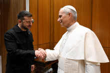 Ukrajinský prezident Volodymyr Zelenskyj a pápež Lev XIV. FOTO: Reuters