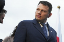 Prezidentský kandidát Slawomir Mentzen z národno-pravicovej Konfederácie diskutuje so svojimi podporovateľmi vo Varšave.. FOTO: TASR/AP
