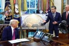 Minister obrany USA Pete Hegseth s prezidentom Donaldom Trumpom počas vyhlásenia o protiraketovom štíte Golden Dome.