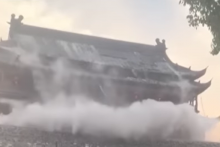 Pád strechy v čínskom Feng-jangu. FOTO: YouTube/ABS-CBN News
