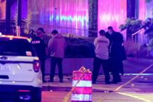 Príslušníci polície pracujú na mieste, kde dvaja zamestnanci izraelského veľvyslanectva v USA utrpeli smrteľné zranenia pri streľbe v blízkosti Židovského múzea vo Washingtone. FOTO: TASR/AP