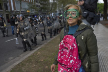 Demonštrácia proti úsporným opatreniam, ktoré presadzuje vláda prezidenta Javiera Mileia, v Buenos Aires. FOTO: TASR/AP