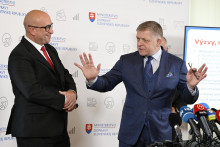 Premiér Robert Fico a minister dopravy Jozef Ráž zhodnotili výsledky rezortu od nástupu súčasnej vlády.  FOTO: TASR/P. Neubauer