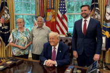 Louis Prevost, jeden zo starších bratov pápeža Leva XIV. navštívil krátko Biely dom ako hosť amerického prezidenta Donalda Trumpa. FOTO: X/Margo Martin