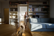 Pre prípadné návštevy alebo leňošenie je možné pohovku na pódiu rozložiť na veľké letisko. FOTO: Studio Flusser