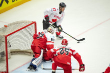 Kapitán Kanady Sidney Crosby (v pozadí), brankár Dánska Frederik Dichow (uprostred) a hokejista Dánska Oliver Lauridsen vo štvrťfinálovom zápase Dánsko - Kanada na 88. majstrovstvách sveta v ľadovom hokeji v Herningu. FOTO: TASR/AP