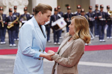 Dánska premiérka Mette Frederiksenová (vľavo) a talianska premiérka Giorgia Meloniová sa vítajú počas stretnutia v Ríme. FOTO: TASR/AP