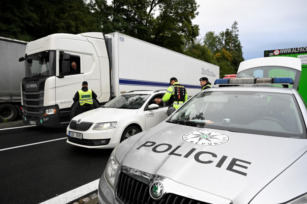 Pri vozidlách zo zahraničia musia chovatelia naďalej vyžadovať potvrdenie o dezinfekcii vozidla. FOTO: Reuters