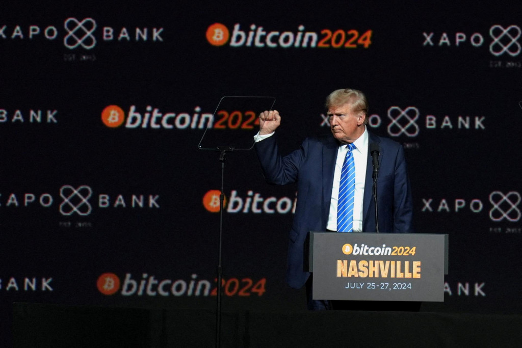 Na kryptomenovej konferencii v Nashville, Tennessee, sa minulý rok vtedajší republikánsky kandidát a dnes prezident Donald Trump staval do roly priateľa bitcoinu. FOTO: REUTERS
