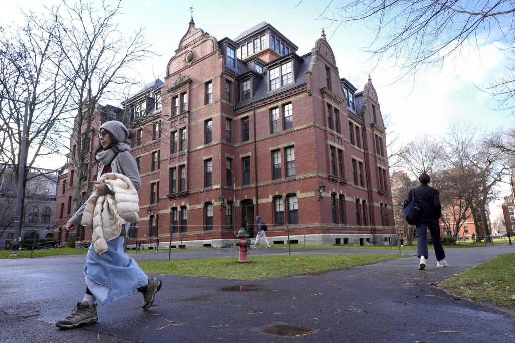 Študenti kráčajú okolo budov v areáli Harvardskej univerzity v americkom meste Cambridge. FOTO: TASR/AP