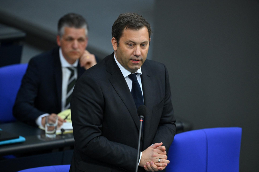 Nemecký vicekancelár a minister financií Lars Klingbeil prehovoril počas plenárneho zasadnutia dolnej komory parlamentu, Bundestagu. FOTO: Reuters
