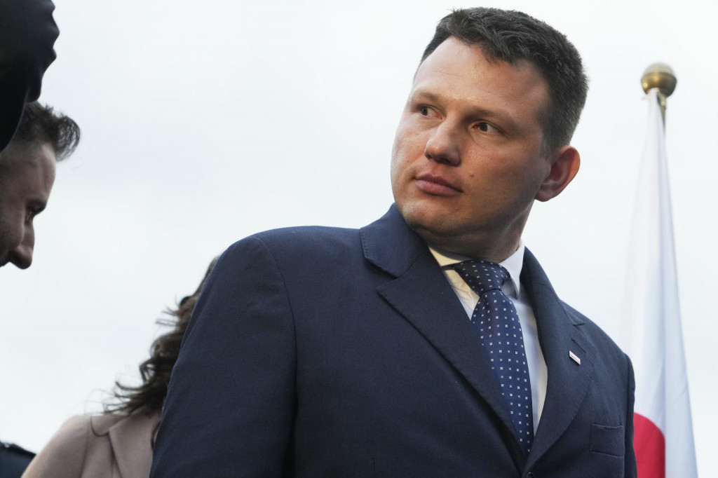 Prezidentský kandidát Slawomir Mentzen z národno-pravicovej Konfederácie diskutuje so svojimi podporovateľmi vo Varšave.. FOTO: TASR/AP