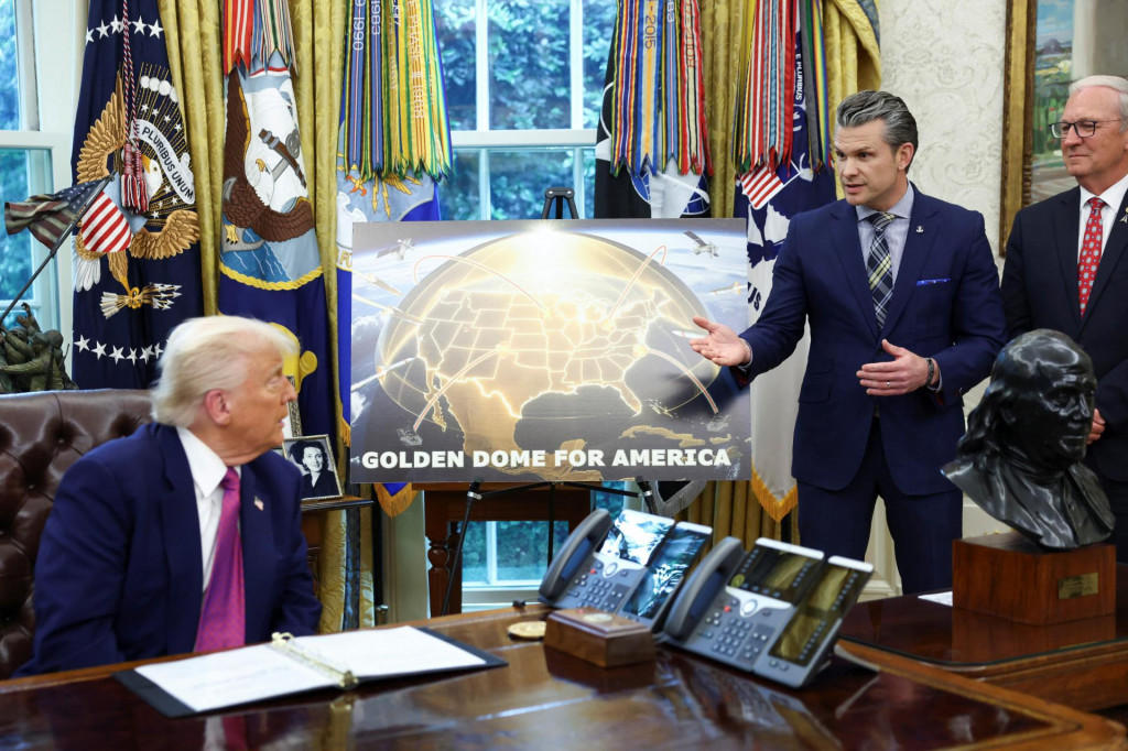 Minister obrany USA Pete Hegseth s prezidentom Donaldom Trumpom počas vyhlásenia o protiraketovom štíte Golden Dome.