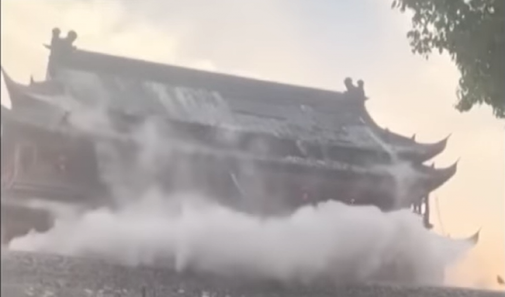 P&aacute;d strechy v č&iacute;nskom Feng-jangu. FOTO: YouTube/ABS-CBN News