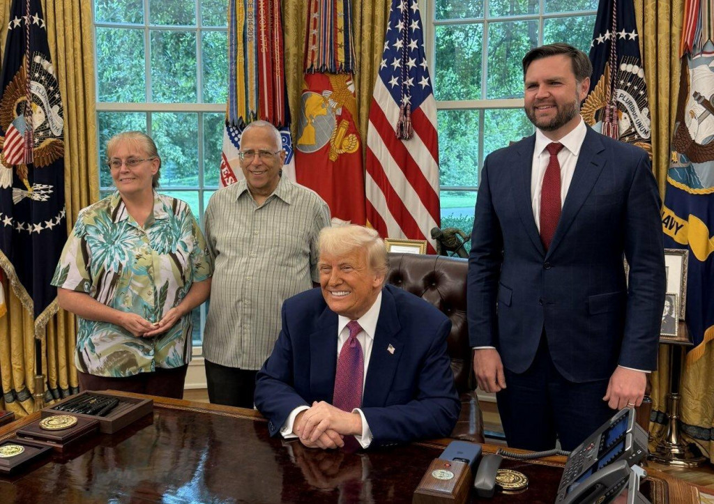 Louis Prevost, jeden zo starších bratov pápeža Leva XIV. navštívil krátko Biely dom ako hosť amerického prezidenta Donalda Trumpa. FOTO: X/Margo Martin