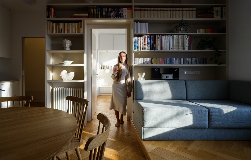 Pre prípadné návštevy alebo leňošenie je možné pohovku na pódiu rozložiť na veľké letisko. FOTO: Studio Flusser