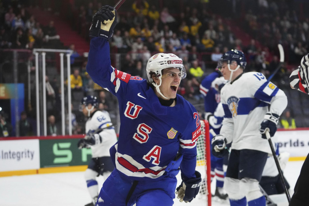 Americký hokejista Zeev Buium sa teší z gólu vo štvrťfinálovom zápase USA - Fínsko na 88. majstrovstvách sveta v ľadovom hokeji v Štokholme. FOTO: TASR/AP