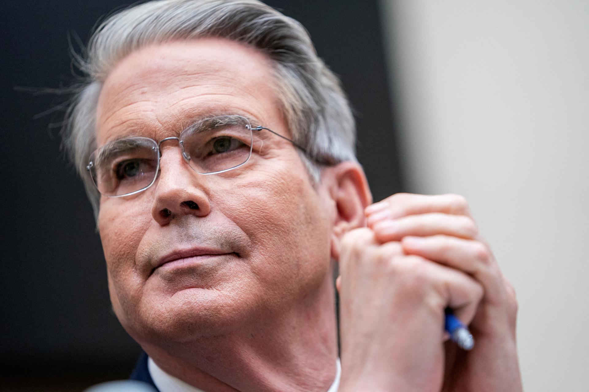 Trumpova hrozba zavedenia päťdesiatpercentného cla môže „zapáliť oheň“ na rokovaniach s EÚ, tvrdí Bessent