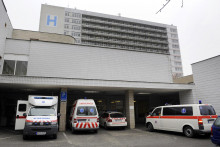 Na snímke sanitky pri Univerzitnej nemocnici Bratislava. FOTO: TASR/M. Svítok