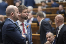 Na snímke poslanci parlamentu zľava Martin Dubéci a Michal Šimečka (obaja PS). FOTO: TASR/Martin Baumann