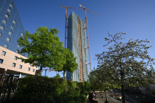 Celkový pohľad na stavenisko novej výškovej budovy Estrel Tower v Berlíne v Nemecku 27. apríla 2025. FOTO: REUTERS