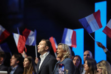 Jordan Bardella a Marine Le Penová spoločne spievajú Marsellaisu na nedávnom prvomájovom straníckom mítingu v meste Narbonne, ktorý sa konal pod heslom Jusqu’à la victoire! (Hor sa k víťazstvu!).