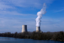 Chladiace veže jadrovej elektrárne Electricité de France (EDF) v Golfechu na brehu rieky Garonne vo Francúzsku. FOTO: REUTERS