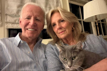 Bývalému prezidentovi USA Bidenovi (na snímke s manželkou Jill) diagnostikovali zákernú chorobu. FOTO: Reuters/Joe Biden via X