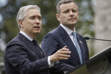 Ukrajinský minister financií Serhij Marčenko (vpravo) a kanadský minister financií Francois-Philippe Champagne. FOTO: TASR/AP
