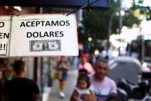 „Prijímame doláre“ v Buenos Aires v Argentíne, 12. decembra 2023. FOTO: REUTERS