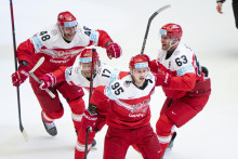 Hokejista Dánska Nick Olesen (95) sa teší so spoluhráčmi po strelení víťazného gólu vo štvrťfinálovom zápase Dánsko - Kanada na 88. majstrovstvách sveta v ľadovom hokeji v Herningu. FOTO: TASR/AP