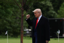 Americký prezident Donald Trump odchádza z Bieleho domu, 22. mája 2025. FOTO: REUTERS