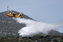 Hasičské lietadlo zhadzuje vodu počas cvičenia v gréckom meste Lavrio, približne 60 kilometrov juhovýchodne od Atén. FOTO: TASR/AP
