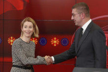 Šéfka diplomacie EÚ Kaja Kallasová (vľavo) si podáva ruku s premiérom Severného Macedónska Hristijanom Mickoskim na záver spoločnej tlačovej konferencie po ich stretnutí v Skopje. FOTO: TASR/AP