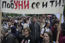 Ľudia protestujú proti zásahom do autonómie univerzít v Belehrade. FOTO: TASR/AP
