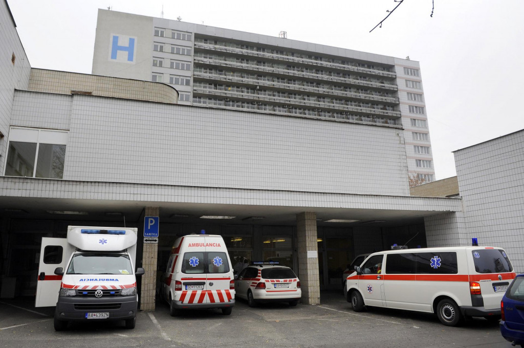 Na snímke sanitky pri Univerzitnej nemocnici Bratislava. FOTO: TASR/M. Svítok