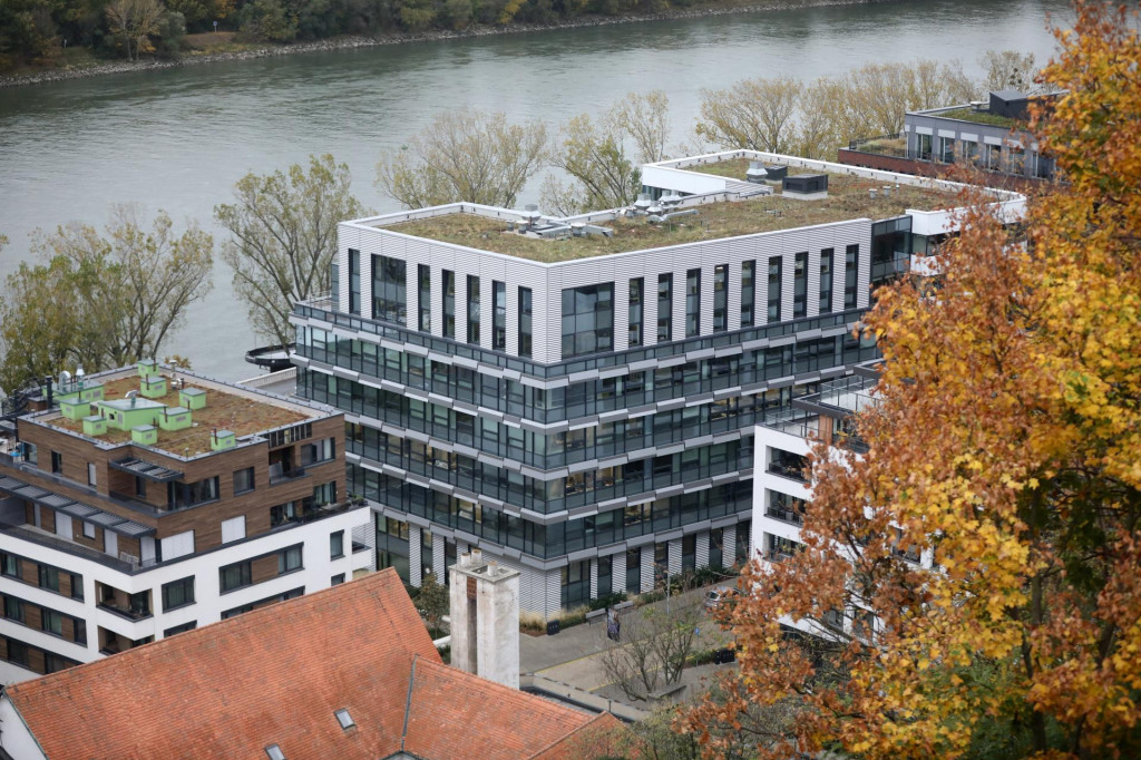 Prenájmové portály s komerčnými realitami ukazujú, že ani tu neexistuje administratívna budova, v ktorej by nebolo dostupných aspoň pár stoviek štvorcov na prenájom. Na snímke je Zuckermandel River Side.

FOTO: ARCHÍV HN