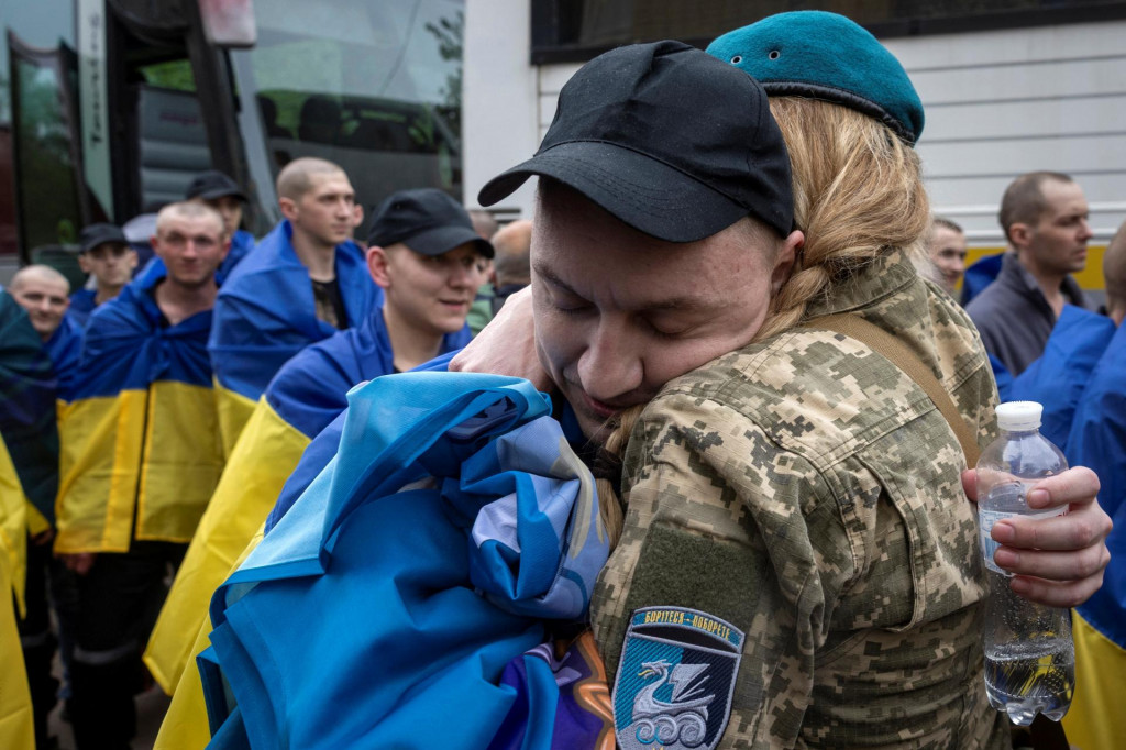Bývalí ukrajinskí vojnoví zajatci prichádzajú po výmene väzňov s Ruskom na nezverejnenom mieste na Ukrajine. FOTO: Reuters
