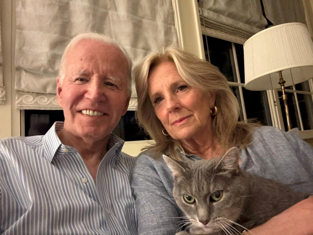 Bývalému prezidentovi USA Bidenovi (na snímke s manželkou Jill) diagnostikovali zákernú chorobu. FOTO: Reuters/Joe Biden via X