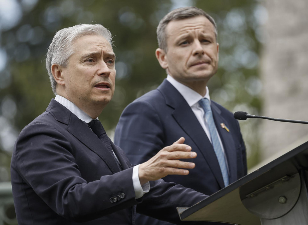 Ukrajinský minister financií Serhij Marčenko (vpravo) a kanadský minister financií Francois-Philippe Champagne. FOTO: TASR/AP
