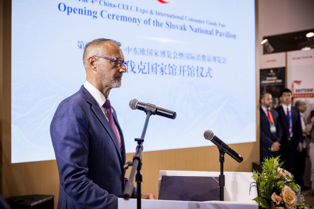 Predseda Národnej rady Richard Raši (Hlas) vystupuje s prejavom po otvorení Národného stánku Slovenska na 4. ročníku EXPO China-CEEC, ktoré sa konalo spoločne s Medzinárodným veľtrhom spotrebného tovaru vo východočínskom meste Ning-po. FOTO: TASR/Kancelária Národnej rady SR