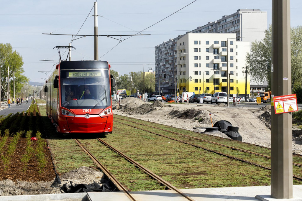 Električková trať v bratislavskej Petržalke. FOTO: TASR/Dano Veselský